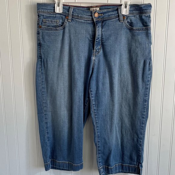 Levi's Women's 16P Perfectly Slimming 512‎ Capri 5 Pocket Jeans - Picture 1 of 9